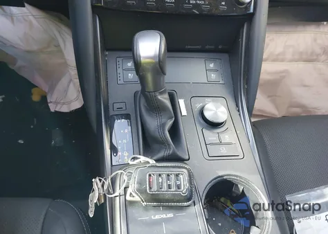 2021 Lexus Is 300 z USA, uszkodzony, nr VIN JTHCA1D29M5113500